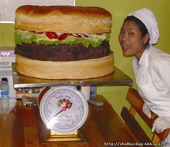 Самый большой гамбургер, который можно купить.
