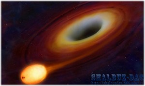 Черная дыра засасывает проходящую мимо звезду